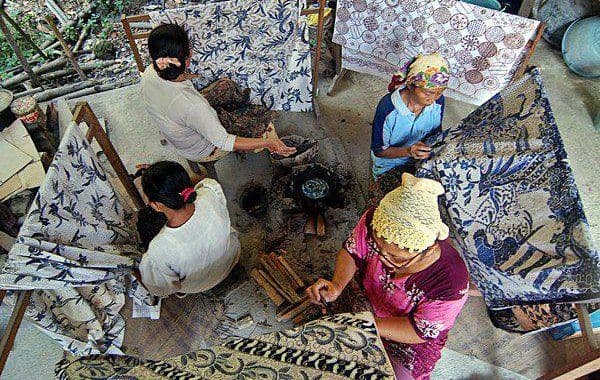 Hari Batik Nasional, Kampung Batik Laweyan Hadirkan Batik dengan Lilin Sawit
