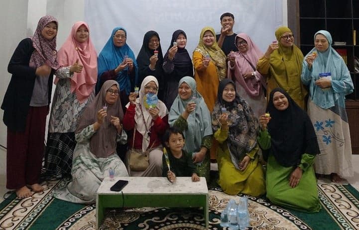 UHAMKA Ajarkan Warga Ubah Limbah Minyak Sawit Jadi Lilin Hias Bernilai Jual