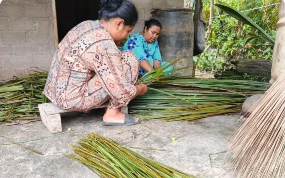 Dari Limbah Menjadi Rupiah, Lidi Sawit Jadi Penghasilan Tambahan Ibu-Ibu di Pessel