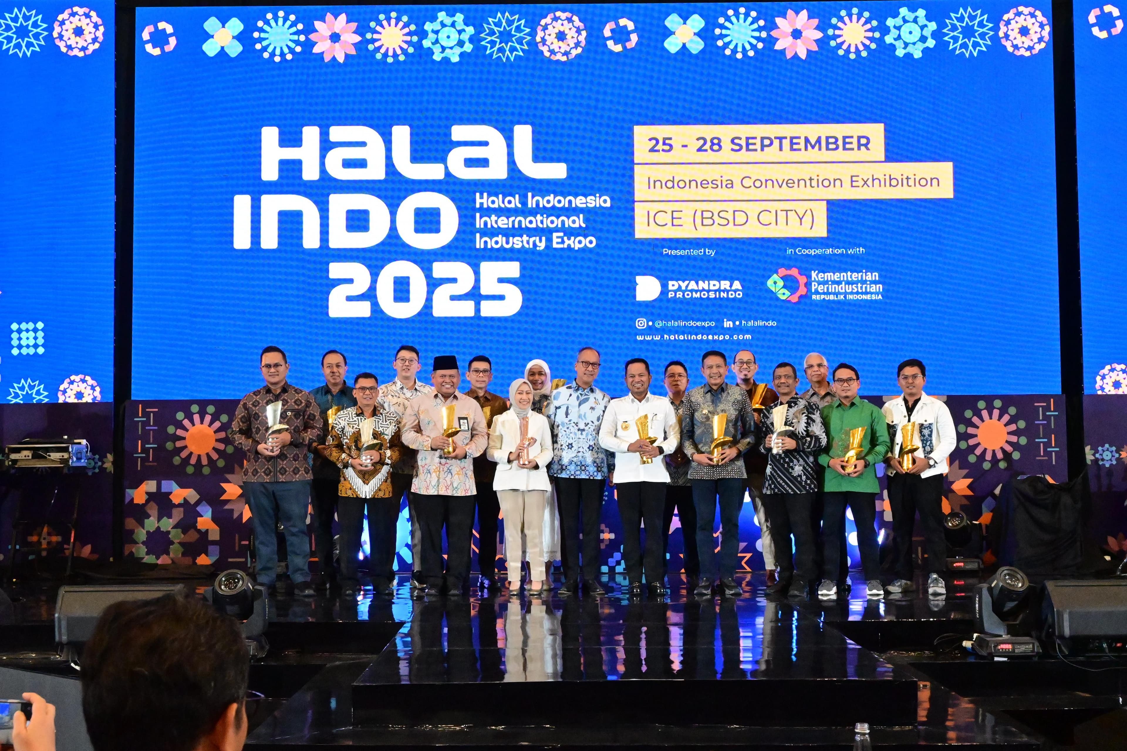 Inovasi Batik Sawit Antar Smart Batik Raih Penghargaan Nasional Industri Tekstil dan Apparel Halal Terbaik di IHYA 2025